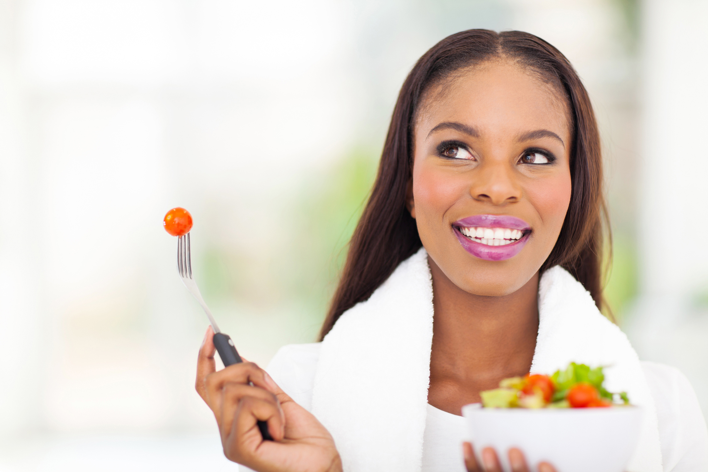 black woman eating vegetable salad